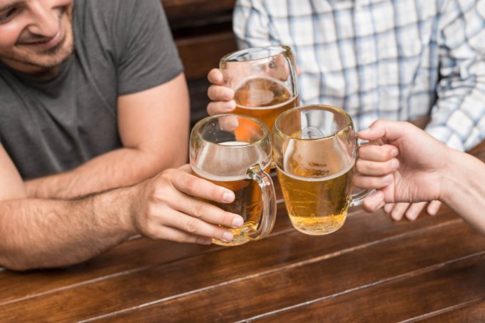 picie bezalkoholowego piwa przez alkoholika